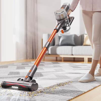 Honiture S11 limpiando una alfombra